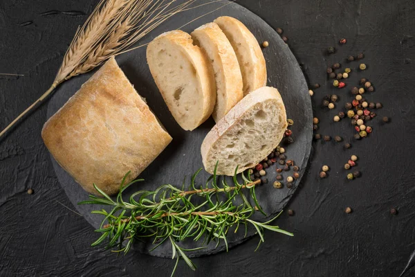 Italienisches Ciabatta-Brot in Scheiben geschnitten. — Stockfoto