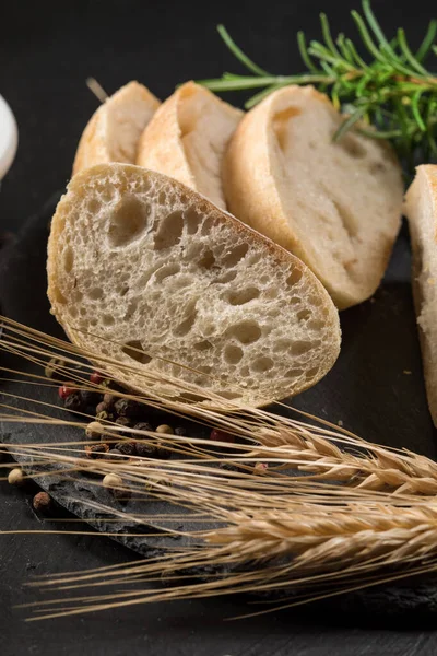 Włoski chleb ciabatta pokrojony w plasterki. — Zdjęcie stockowe
