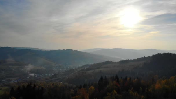 Batan Güneşin Işığında Sonbahar Dağlarının Üzerinden Uçmak Beskid Dağları Polonya — Stok video
