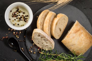İtalyan ciabatta ekmeği dilimlenmiş..
