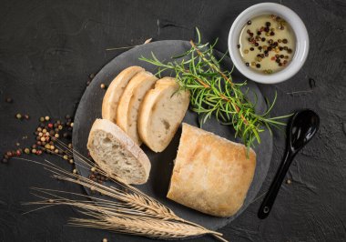 İtalyan ciabatta ekmeği dilimlenmiş..