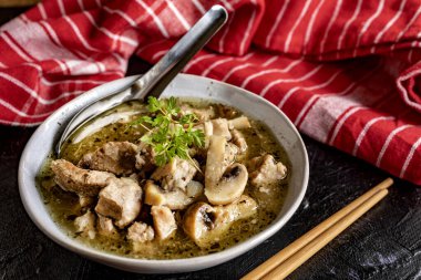 Domuz eti ve kase mantar çorbası.