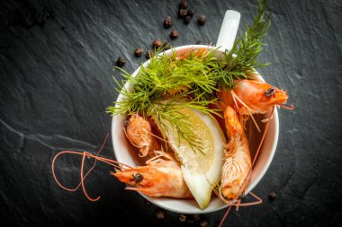 Taş plaka üzerinde kupada karides.