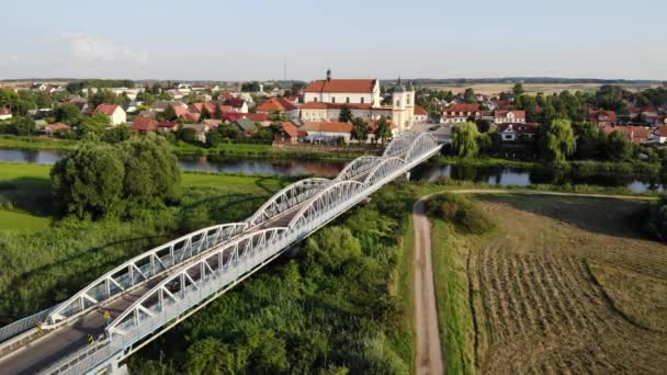 Bro Över Floden Narew Som Leder Till Den Historiska Staden — Stockvideo