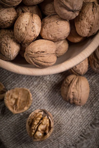 Целые грецкие орехи в деревянной чаше . — стоковое фото