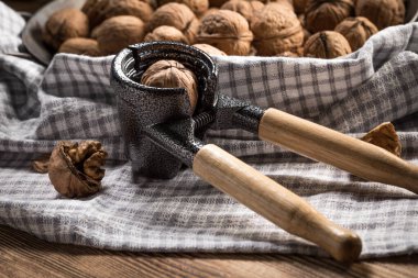 Bütün fındıkları metal bir konteynırda..