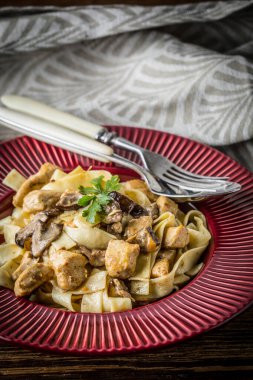 Tagliatelle makarna orman mantar ve tavuk.