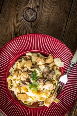 Tagliatelle makarna orman mantar ve tavuk.