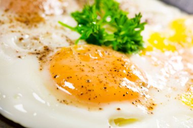 Gri arka planda kahvaltıda kızarmış yumurta ve ekmek..