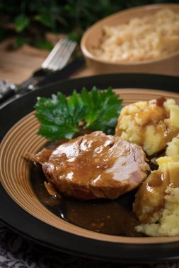 Kendi sosunda pişmiş domuz boynu. Sığ alan derinliği.