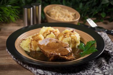 Kendi sosunda pişmiş domuz boynu. Sığ alan derinliği.