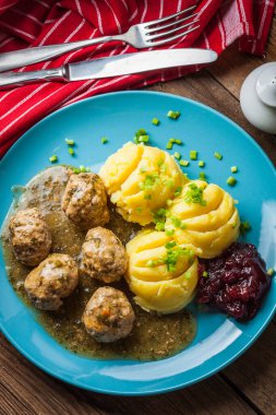 Köfte Patates dereotu sos ile.