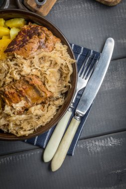 Kızarmış kaburga lahana turşusu.