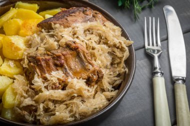 Kızarmış kaburga lahana turşusu.