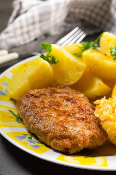 Hackschnitzel mit Kartoffeln und Sauerkrautsalat. — Stockfoto