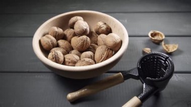 Cevizler ahşap bir kaseye düşüyor..