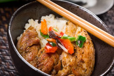 Kızarmış tavuk parçaları.