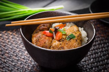 Kızarmış tavuk parçaları.