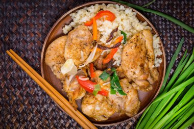 Kızarmış tavuk parçaları.