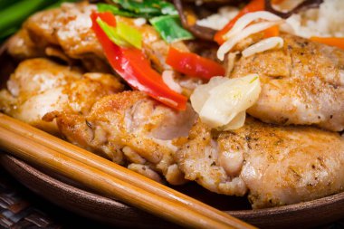 Kızarmış tavuk parçaları.