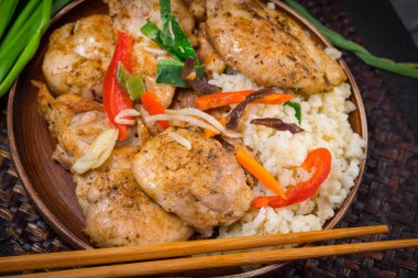 Kızarmış tavuk parçaları.