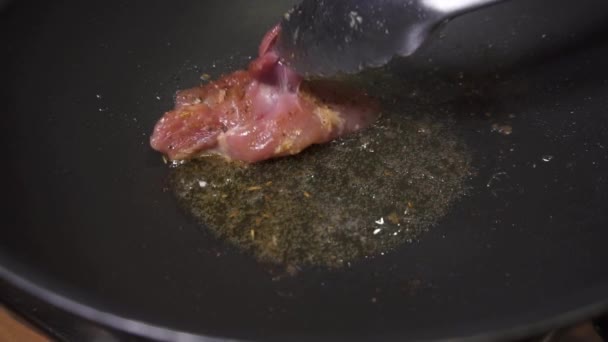 Rohe Hühnerfleischstücke Auf Der Pfanne Hühnerfilet Der Pfanne Braten Braten — Stockvideo