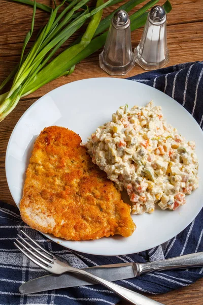 Chuleta de cerdo frito en pan rallado, servido con ensalada de verduras . — Foto de Stock