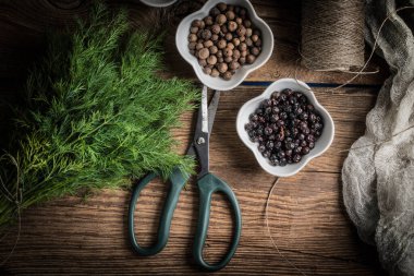 Otlar küçük kase tahıl.