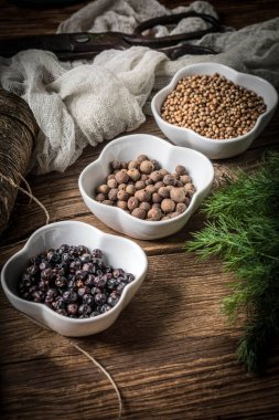 Otlar küçük kase tahıl.