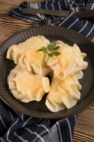 Apetitivo albóndigas tradicionales de Europa del Este (pierogi) con queso —  Fotos de Stock