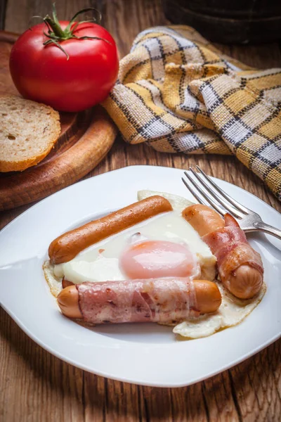 Stekta ägg med korv och bacon. — Stockfoto