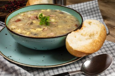 Geleneksel Polonya çorbası Zurek seramik kasede.