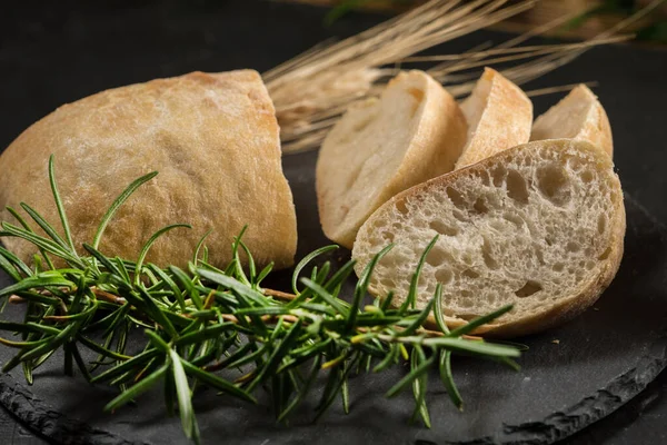 Włoski chleb ciabatta pokrojony w plasterki. — Zdjęcie stockowe