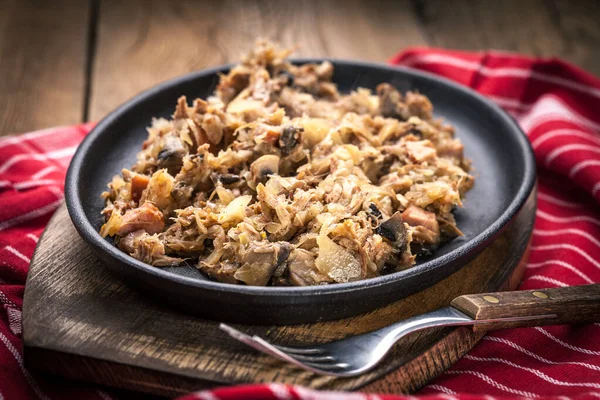 Traditional polish sauerkraut (bigos) with mushrooms and meat. — Stock Photo, Image