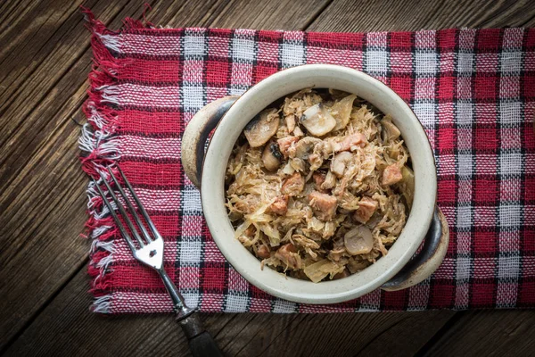 Geleneksel Lehçe lahana turşusu (bigos).