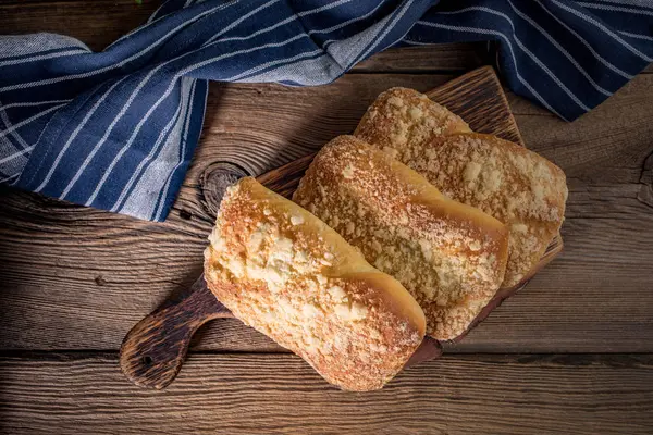 Pães doces com queijo na mesa de madeira . — Fotografia de Stock