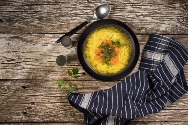 Çorba - erişteli tavuk çorbası.