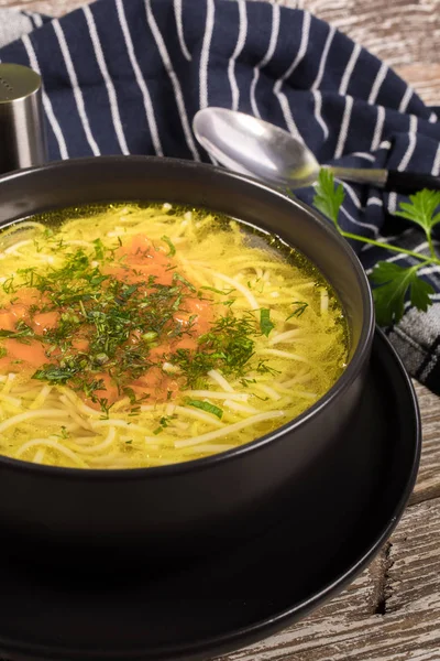 Brodo - minestra di pollo con tagliatella . — Foto Stock