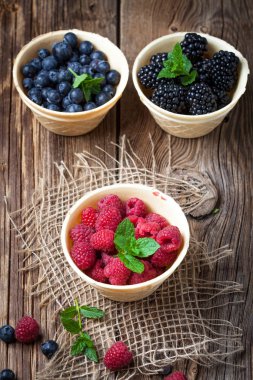 Böğürtlen, ahududu ve yaban mersini bir gözleme kase.