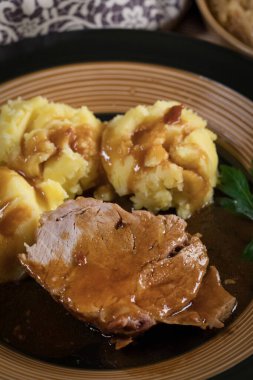 Kendi sosunda pişmiş domuz boynu. Sığ alan derinliği.