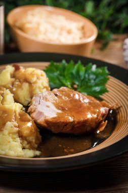 Kendi sosunda pişmiş domuz boynu. Sığ alan derinliği.