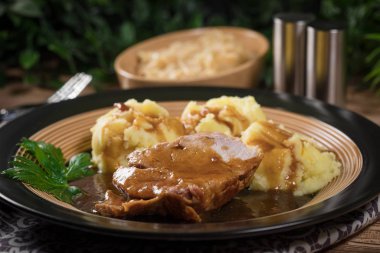 Kendi sosunda pişmiş domuz boynu. Sığ alan derinliği.