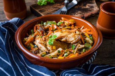 Sebzeli kızarmış tavuk filetosu..