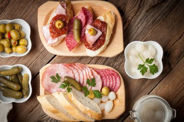 Tapas dilimlenmiş sosis, salam, zeytin ve maydanoz ile.