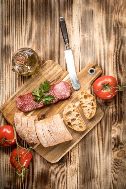 İtalyan ciabatta ekmek Salam ile dilim kesilmiş.