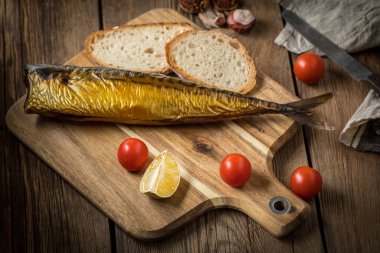 füme uskumru ve ekmek.