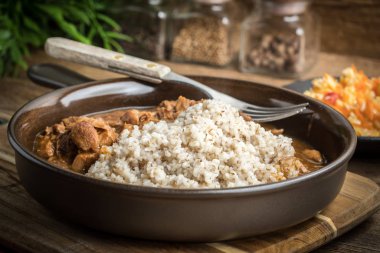 Pişirilmiş etli arpa kabuğu çıkarılmış tane.