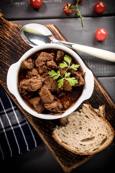 Beef meat stew in ceramic pot. — Stock Photo, Image