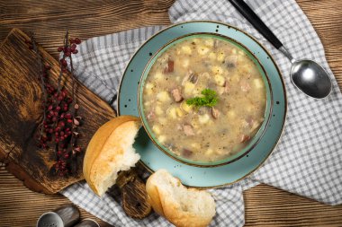 Geleneksel Polonya çorbası Zurek seramik kasede.