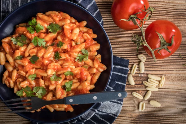 Cavatelli pasta med färsk tomatsås. — Stockfoto